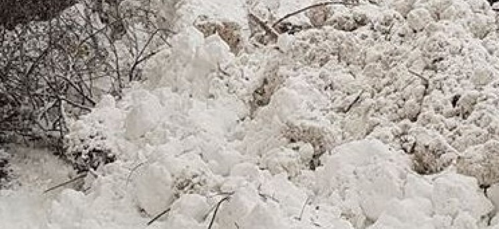 Passo Valparola, si stacca una valanga e investe un pullman e un'auto di passaggio