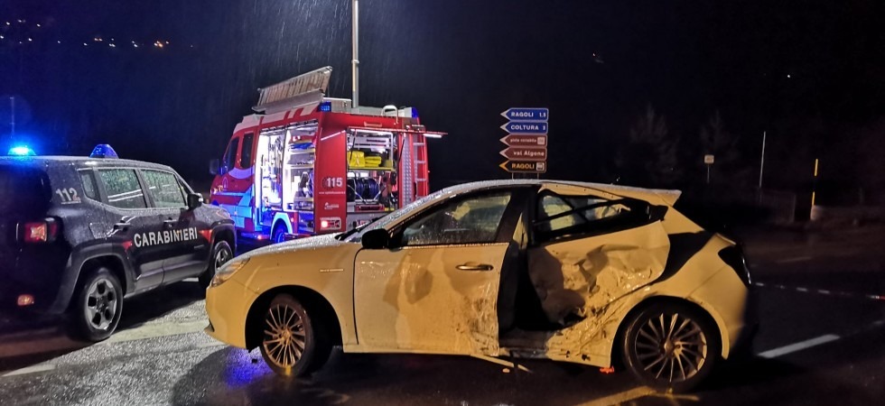 Si immette sulla statale ma viene centrato in pieno da un'altra auto, violento incidente in val Giudicarie