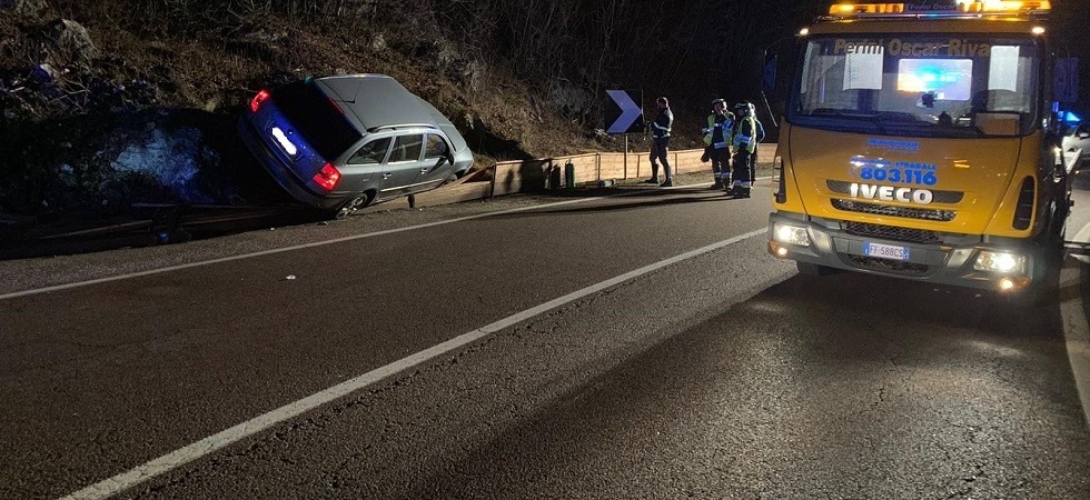 Si schianta in curva e resta in bilico sulla scarpata