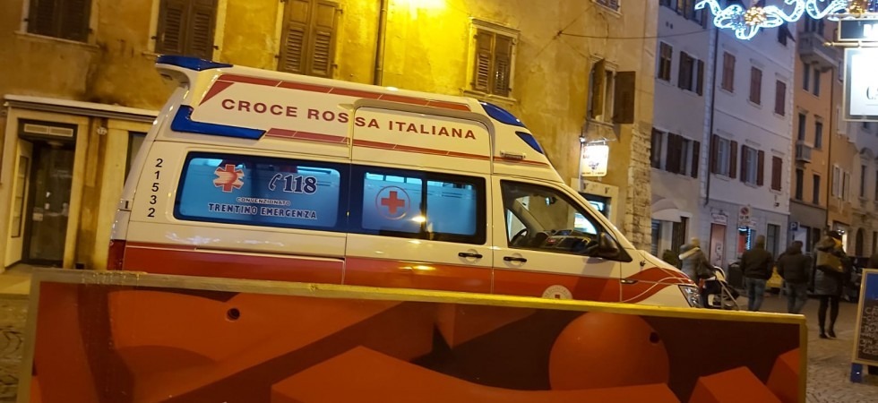 Inciampa e sbatte la testa sul marciapiede, una 83enne soccorsa in pieno centro storico