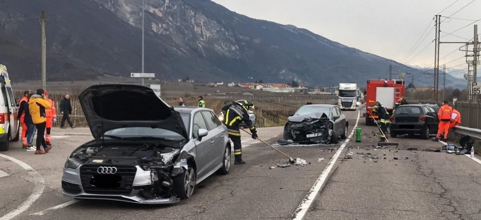 Schianto tra tre auto in statale, una vettura finisce contro il guard-rail e la recinzione dei binari