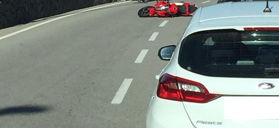 Spaventoso incidente in moto, sbatte in modo violento contro il muro e poi scivola per decine di metri sull'asfalto