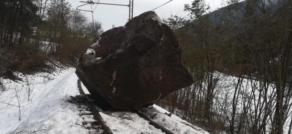 Frana sulla ferrovia, enormi massi cadono sulle rotaie