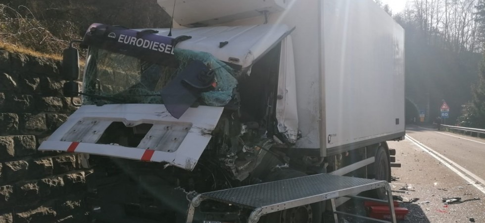 Violento scontro tra due mezzi pesanti sulla Valsugana, i vigili del fuoco estraggono un uomo dalle lamiere