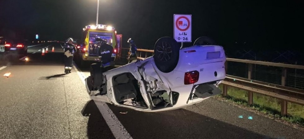 Paura in A22, un'auto si scontra con un camion e si cappotta