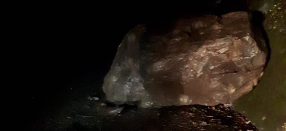 Frana a Storo, un enorme masso piomba sulla strada