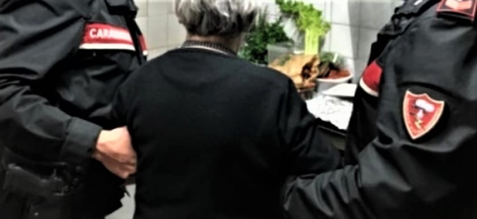 Truffano 80enne malata di Alzheimer mettendola in confusione e rubandole quasi 800 euro per tre corredi di lenzuola