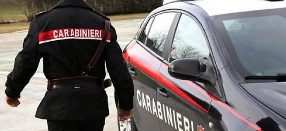 Ruba l'auto ma viene beccato dai carabinieri mentre ci dorme all'interno