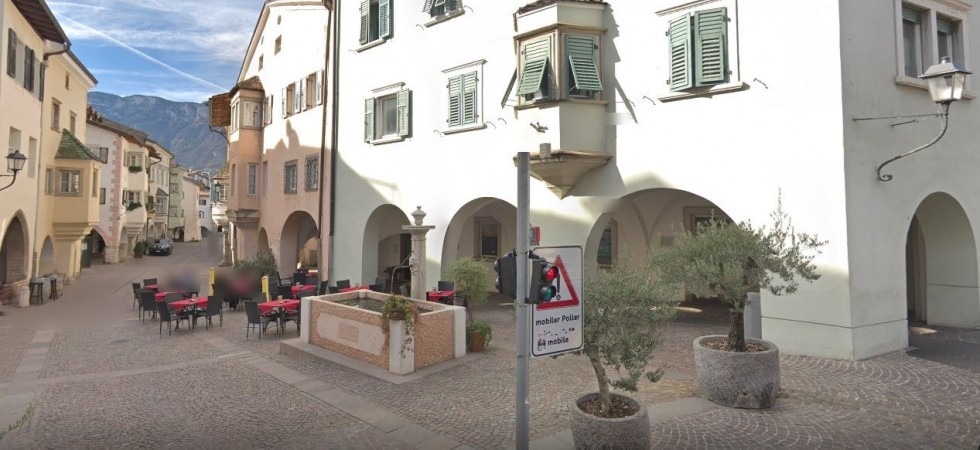 In tre fanno saltare un bancomat nella notte e fuggono con il denaro