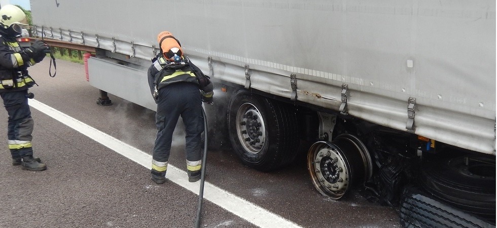 Vanno a fuoco gli pneumatici di un tir, paura in autostrada