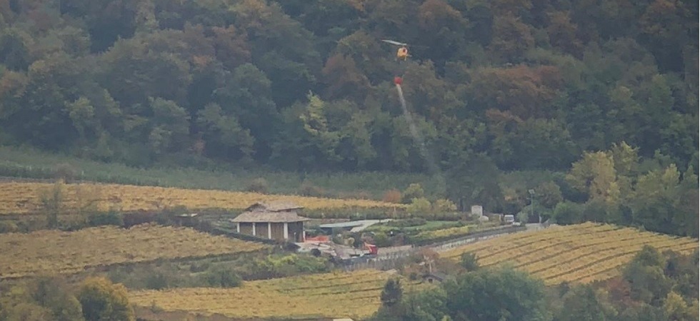 Brucia rami secchi, ma alcune scintille scappano e incendiano il bosco, elicottero in azione in collina a Trento