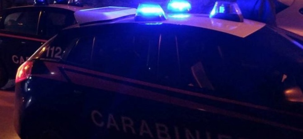 Esce di strada, danneggia diverse auto e poi attacca anche i carabinieri