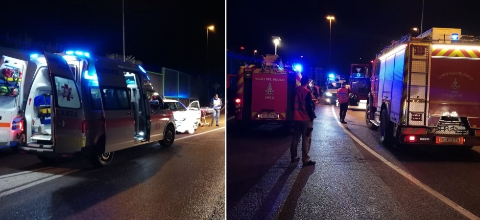 Perdono il controllo dell'auto e finiscono per schiantarsi contro una barriera stradale, paura per tre ragazzi