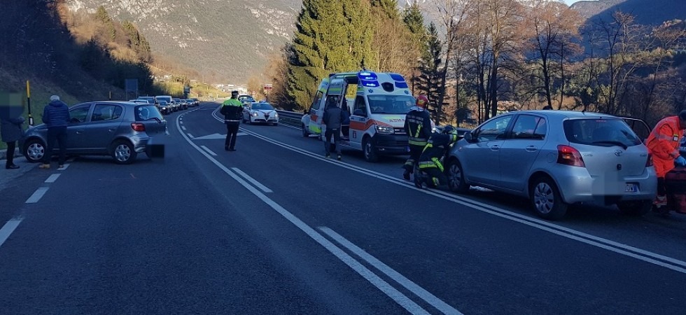 Tenta la manovra ma finisce per creare un tamponamento a catena, auto bloccate sulla SS237