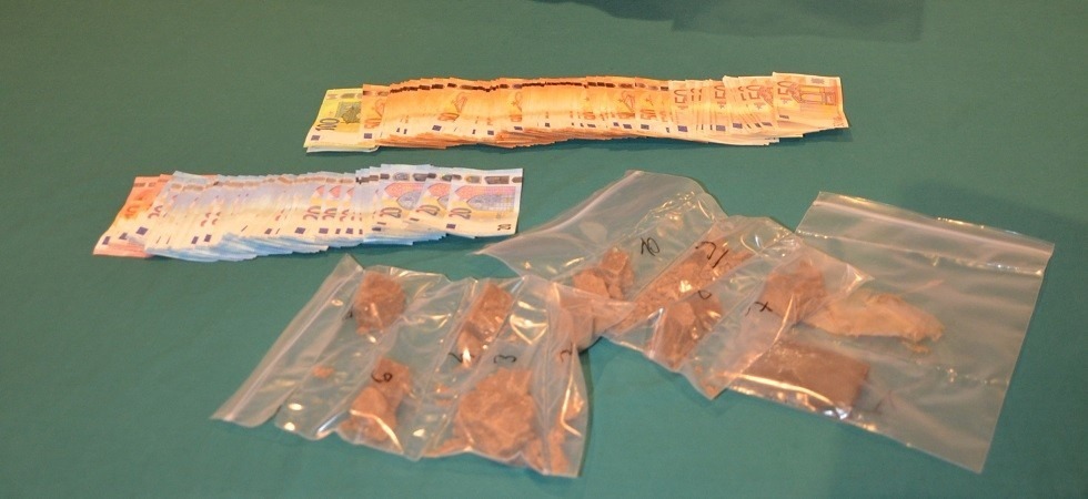 I carabinieri trovano in una cantina abbandonata in centro a Trento oltre mezzo chilo di eroina e quasi 6 mila euro in