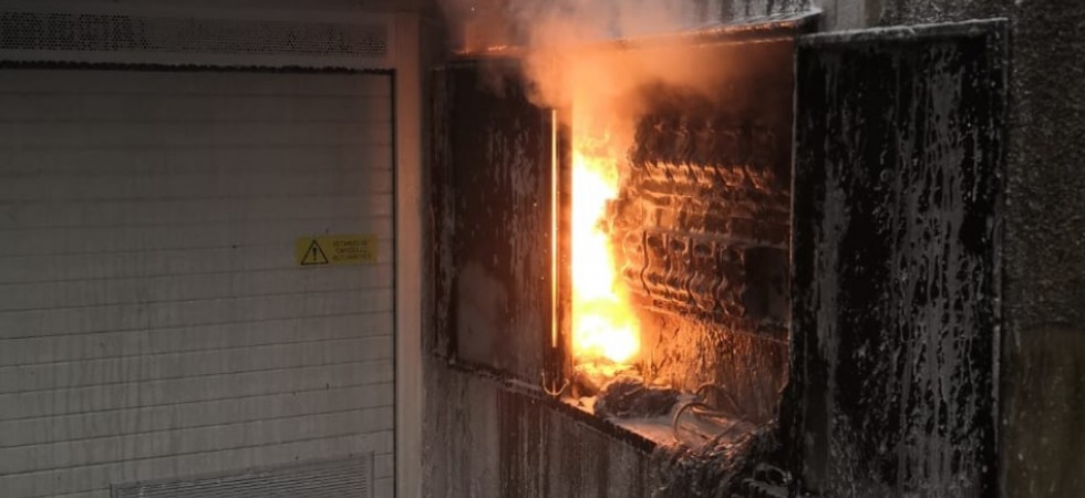 Paura in un condominio a fuoco il pannello elettrico