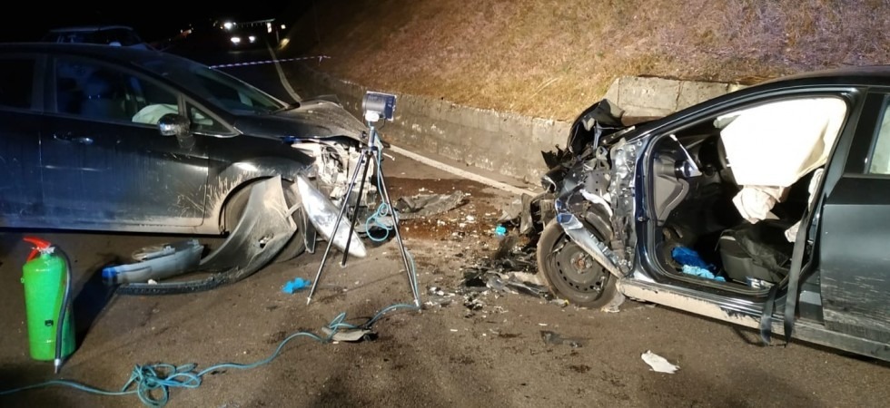 Scontro frontale sulla SP3, pezzi di auto volati a diversi metri di distanza