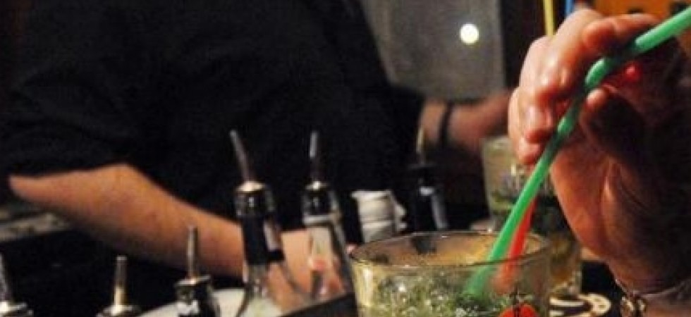 Servono bevande alcoliche ad un 15enne fino a quando si sente male e finisce in ospedale, denunciati i titolari di un bar