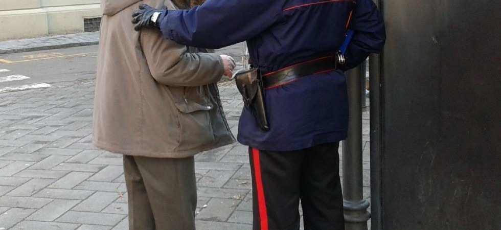 Raggira un anziano dimostrandogli affetto e gli ruba 30 mila euro, denunciata una donna di 69 anni