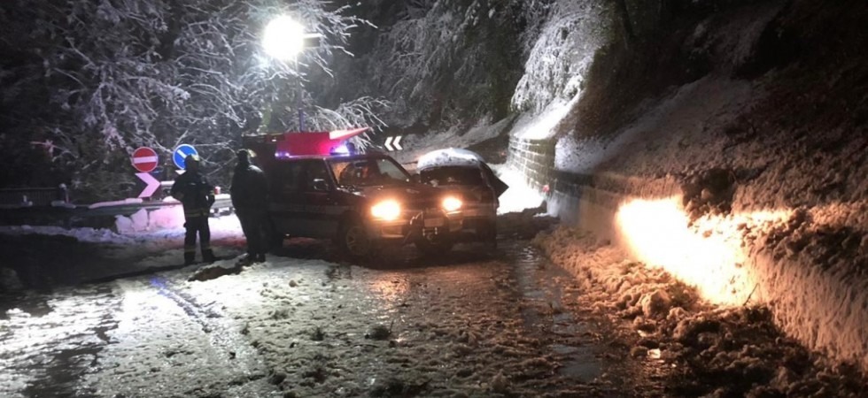 Troppa neve e pioggia, un albero si schianta sulla strada e investe un'auto