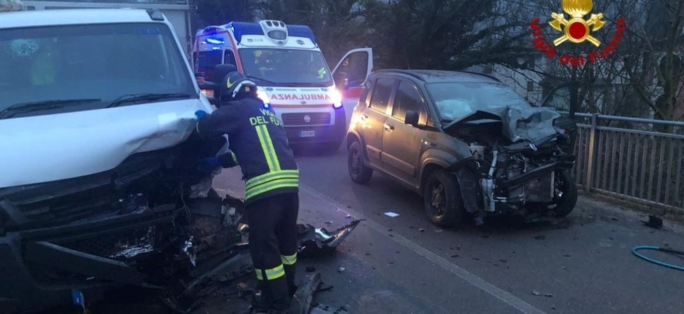 Frontale tra un'auto e un camioncino dei rifiuti, una donna incastrata fra le lamiere