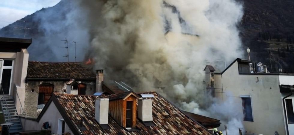 Fiamme in una abitazione in centro a Bolzano, vigili del fuoco sul posto