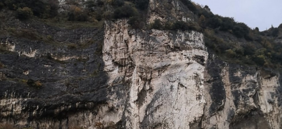 Torna a fare paura il monte Brione, un'altra frana e ci sono massi pericolanti