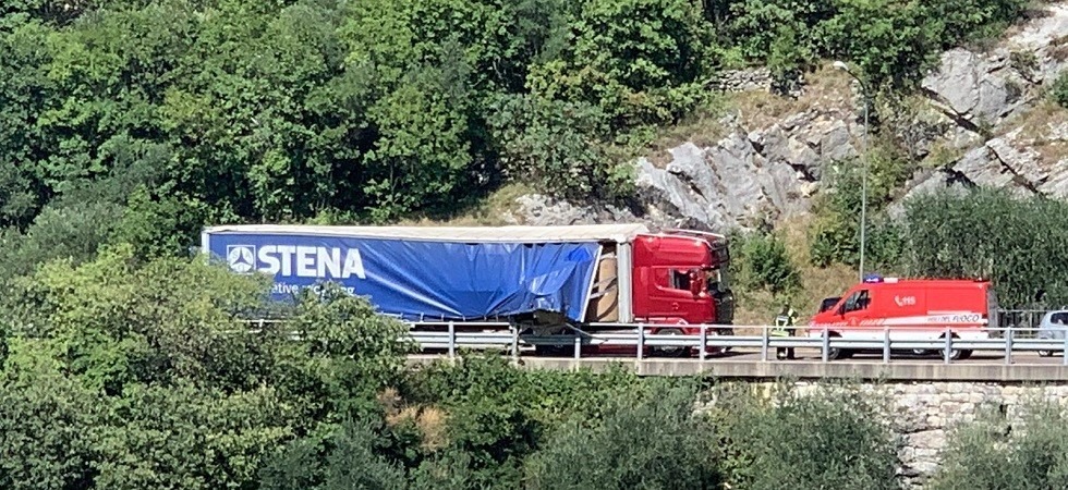 Un camion perde il carico lungo la strada della Maza, traffico in tilt nell'Alto Garda