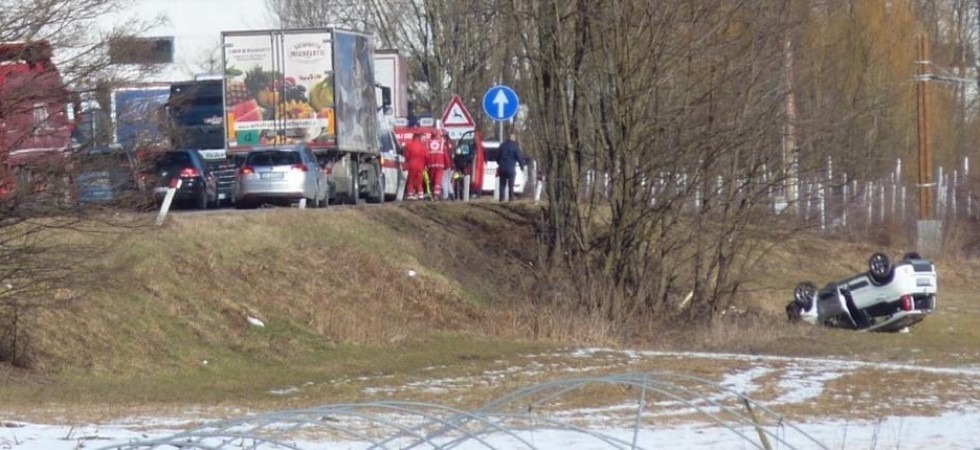 Incidente in Valsugana, auto finisce ruote all'aria in campagna, corsia chiusa