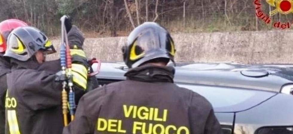 Paura sulla Gardesana, un'auto centra un pullman con a bordo 24 persone