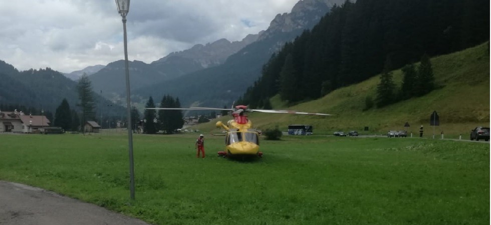 Perde il controllo della bici e sbatte la testa sull'asfalto, 33enne trasportato in elicottero all'ospedale