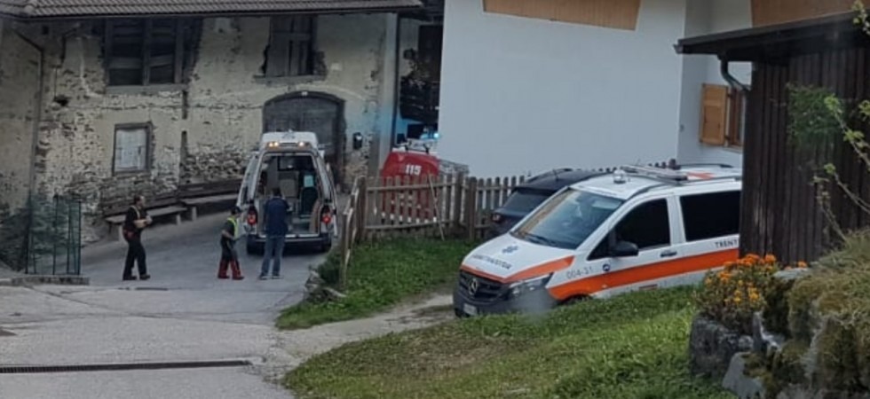 Non fa il tornante e si schianta contro una casa, donna salvata dai pompieri con le pinze idrauliche
