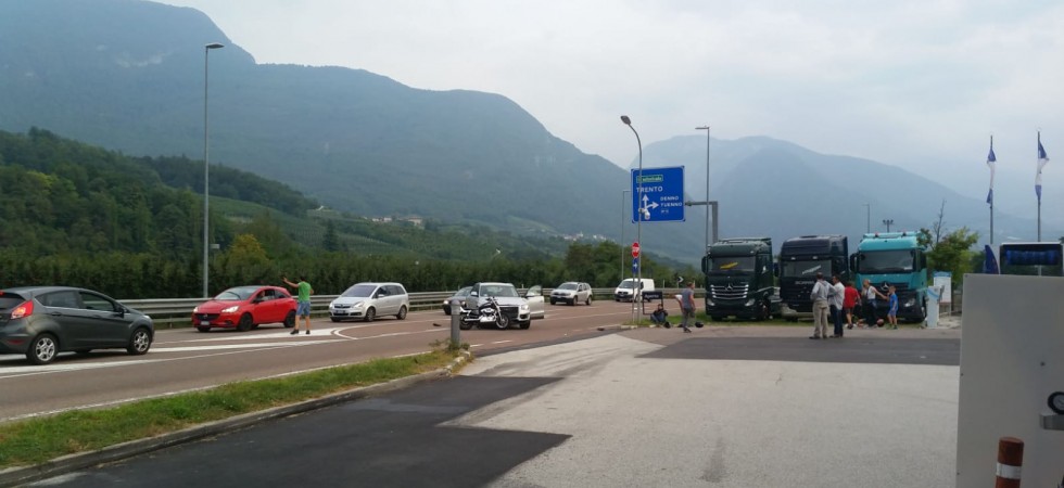 Svolta per fare benzina, ma salta la precedenza e centra una moto, in due all'ospedale
