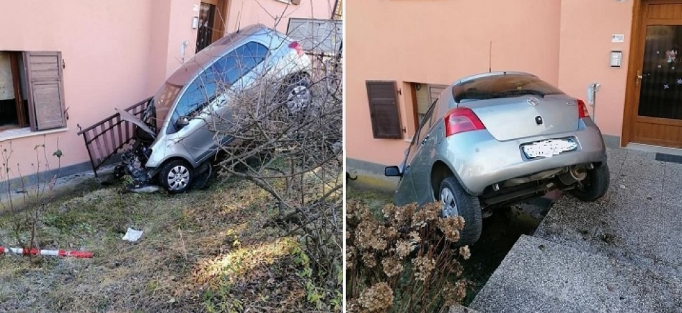 Foto tratte da Facebook Perde il controllo dell'auto, urta un mezzo parcheggiato e finisce giù per le scale d'entrata di una casa