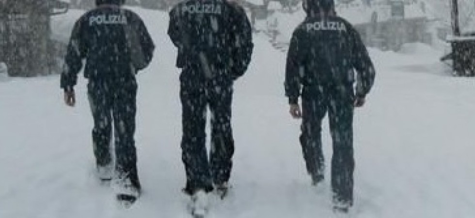 Madre e tre figli decidono un fuori pista e rimangono bloccati in un bosco, portati in salvo dagli agenti di polizia