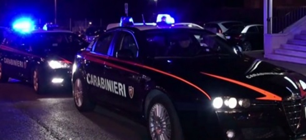 Aggrediscono una donna, la fanno salire in auto con la forza per picchiarla e derubarla