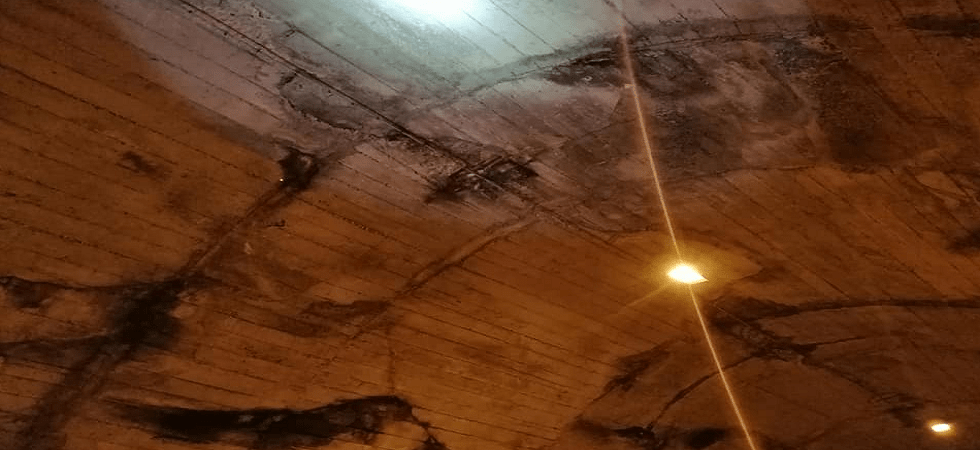 Ancora paura in una galleria: si staccano dei calcinacci e un'auto rimane coinvolta