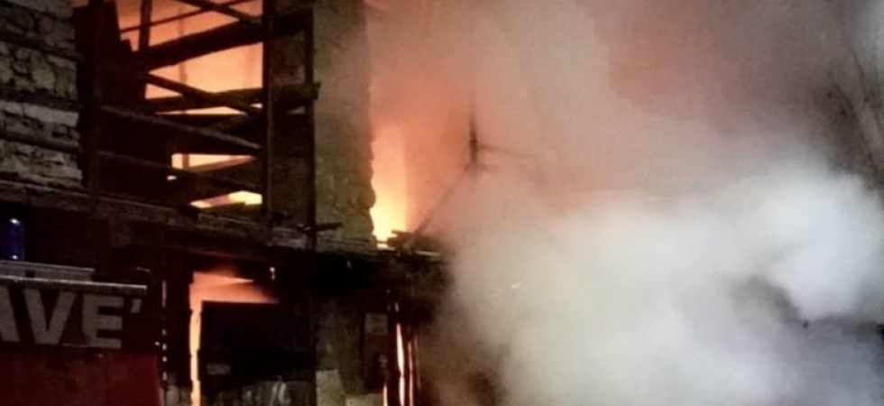 Fienile in fiamme in centro al paese, paura nella notte