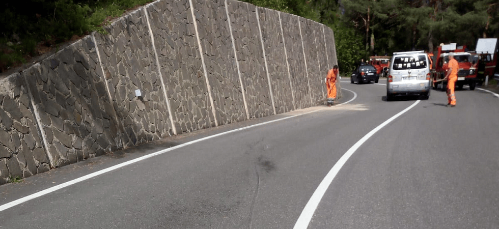 Scontro auto-moto, il centauro viene sbalzato per diversi metri, trasportato in elicottero al Santa Chiara