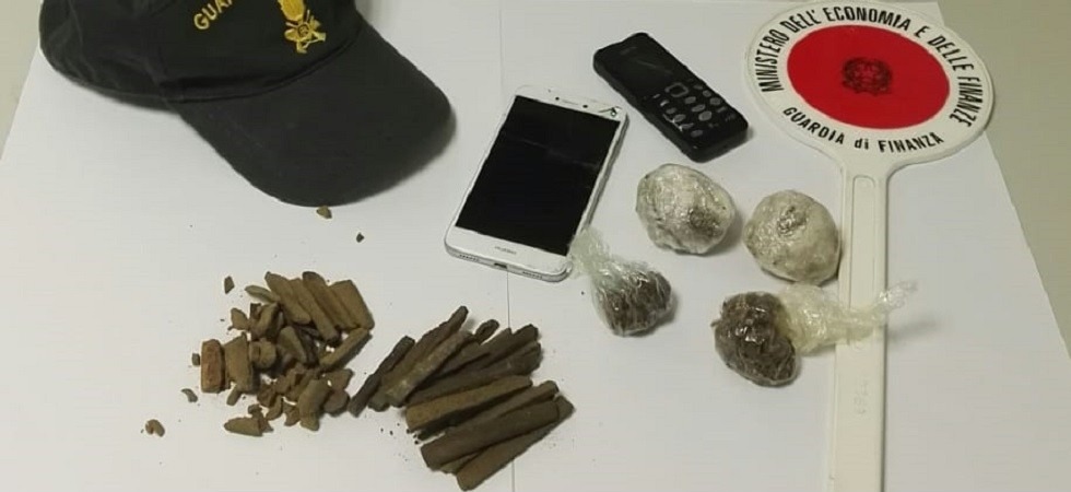Arrestato in piazza Dante un pendolare della droga'', i clienti si danno alla fuga