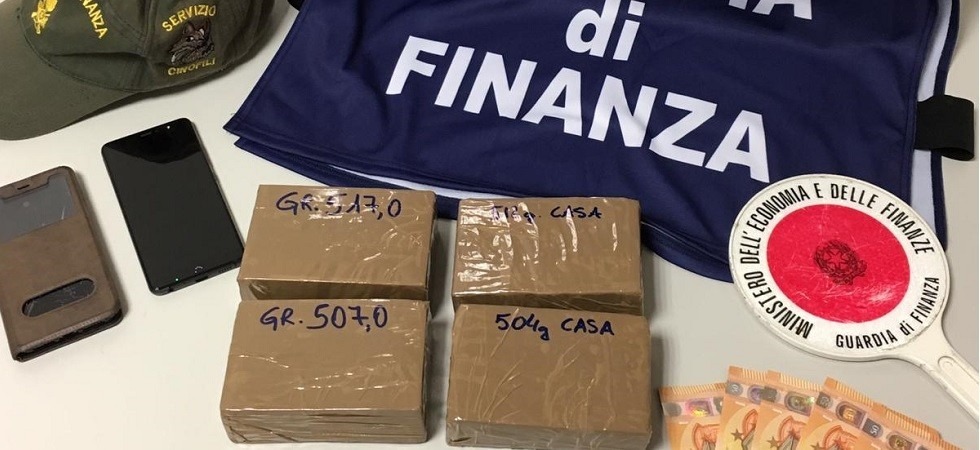 Tra l'auto e la stanza da letto nascondono oltre 2 chili di eroina purissima, nei guai due uomini