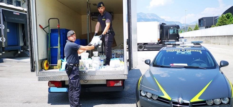 Erano destinati ad un supermercato di Trento, sequestrati un quintale di prodotti caseari e 500 litri di latte trasportati a