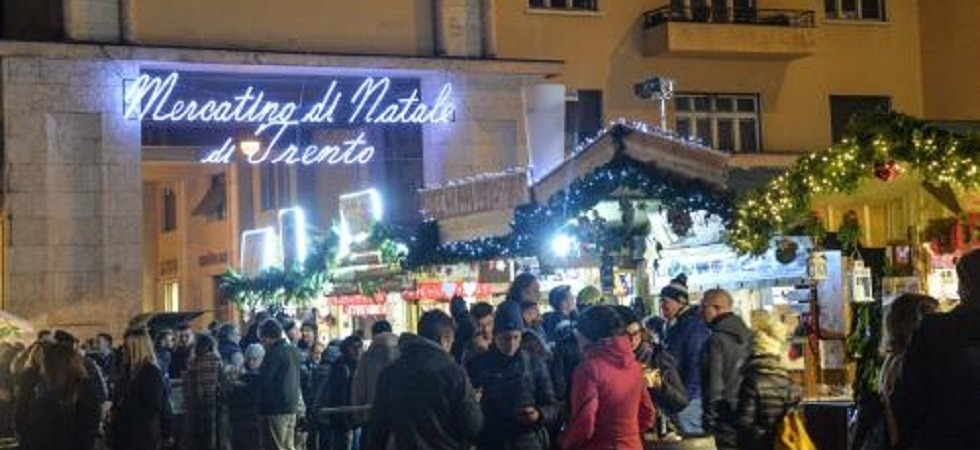 Foto di Daniele Mosna Folla per il Mercatino di Natale, l'Apt: Enogastronomia e artigianato al top