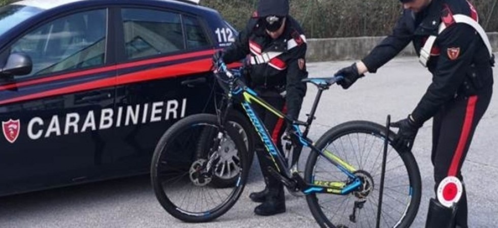 Un'auto sospetta si aggira per il paese: i carabinieri trovano due e-bike rubate e altra refurtiva per un valore di 5.000