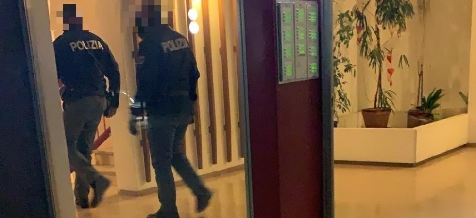 Ore di intervento della polizia in corso Buonarroti, perquisita un'abitazione e portati via parti di arredamento