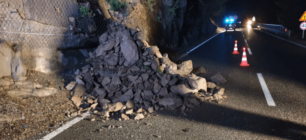 Terreno sempre più provato dal maltempo, crollano rocce e detriti