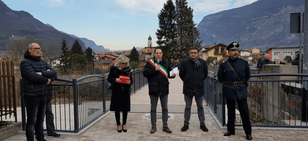 Inaugurato il ponte pedonale di Calliano che unisce le due sponde del Rio Cavallo