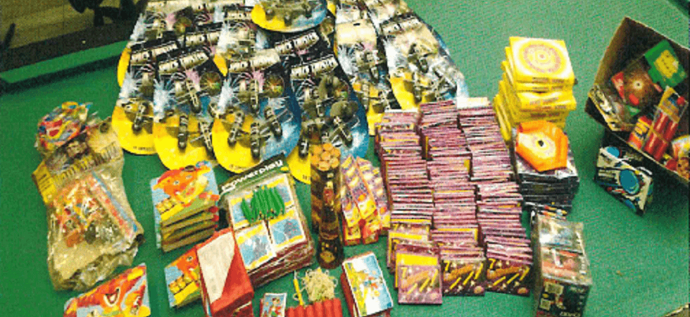 Perquisiscono un furgone abbandonato e trovano 18 chili di fuochi d'artificio