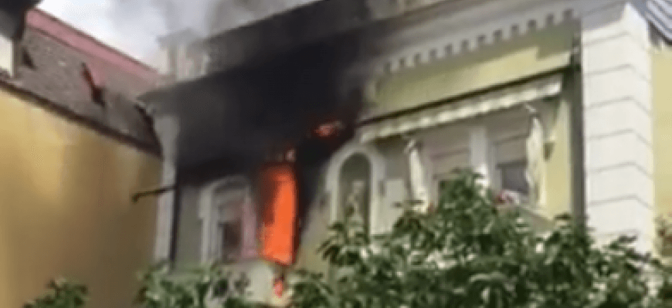 Fiamme da un balcone, gravi danni anche all'interno dell'appartamento