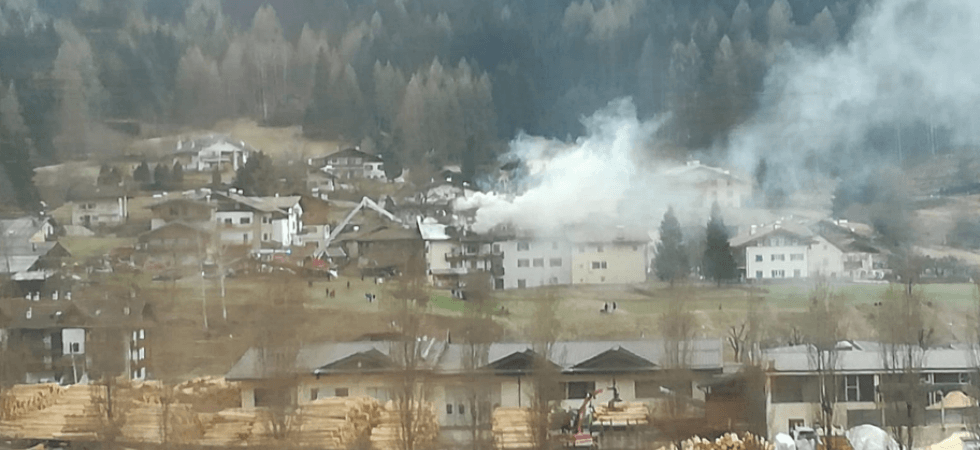 A fuoco il tetto di un'abitazione in Val di Fiemme